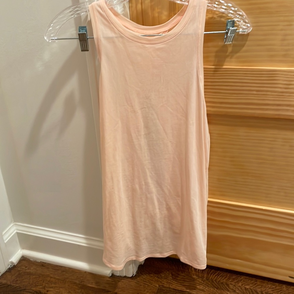 Lululemon size 6 Loose tank top and ties in the back